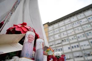 Der klinische Zustand von Papst Franziskus ist nach Vatikan-Angaben stabil. 