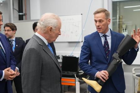König Charles: Überraschungsbesuch in Londoner Universität König Charles: Überraschungsbesuch in Londoner Universität