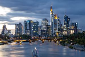 Frankfurter Skyline: Mehrere Banken habe große Mietverträge für neue Büros abgeschlossen. (Archivbild)
