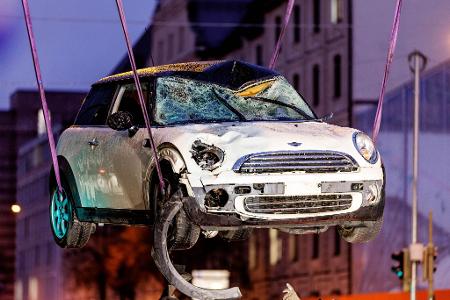 Der Täter fuhr mit seinem Auto von hinten in den Demonstrationszug. (Archivbild) Der Täter fuhr mit seinem Auto von hinten in den Demonstrationszug. (Archivbild)