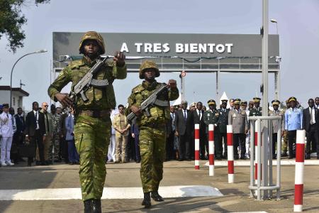 Frankreich bleibt mit einem Restkontingent von etwa 80 Soldaten in der Elfenbeinküste präsent. Frankreich bleibt mit einem Restkontingent von etwa 80 Soldaten in der Elfenbeinküste präsent.