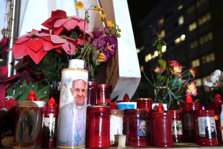 Die Sorge um Papst Franziskus ist seit seiner Einlieferung in die Gemelli-Klinik unter Gläubigen auf der ganzen Welt groß.