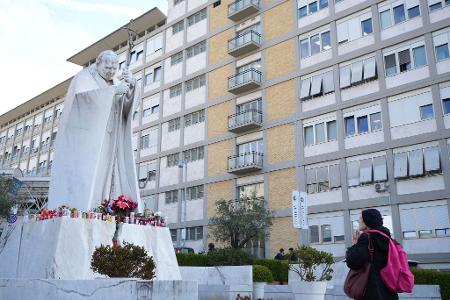 Papst Franziskus ist bereits seit fast einer Woche im Krankenhaus. 