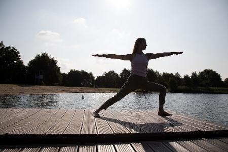 Ein typischer Bestandteil eines Yoga-Flows: der Krieger II. 
