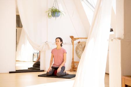 Geben mir Raum und Yogalehrerin ein gutes Gefühl? Wer Probestunden besucht, sollte auch darauf achten. 