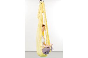 Einfach mal abhängen! Studios, die Aerial Yoga anbieten, gibt es vor allem in größeren Städten. 