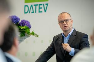 Robert Mayr, Chef des IT-Dienstleisters Datev, sieht vor allem Kleinstunternehmen als Verlierer der Wirtschaftskrise (Archivbild)