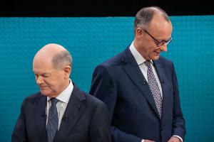 Es kann nur einen geben: Zusammen wollen Friedrich Merz (CDU) und Olaf Scholz (SPD) nicht in ein Kabinett. Zu einer Koalition ihrer Parteien könnte es trotzdem kommen. (Archivbild)