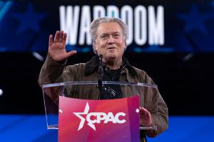 Bannon beendet Rede mit Hitlergruß-ähnlicher Geste