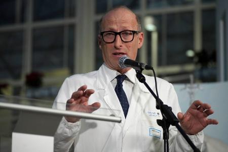 Erstmals traten zwei behandelnde Ärzte vor die Presse und beantworteten Fragen zum Zustand des Papstes.