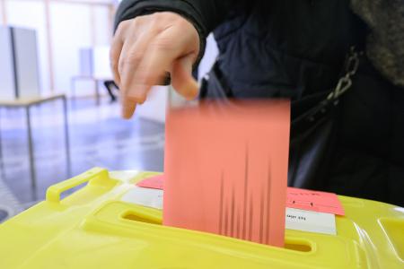 Manche haben schon gewählt, doch viele wissen noch nicht, wo sie am Sonntag ihr Kreuz machen werden. (Symbolbild)