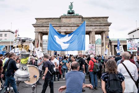 Mit dem Ende der Corona-Pandemie fiel ein wichtiges Thema der sogenannten Querdenker-Szene weg. (Archivbild)