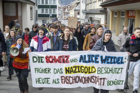 In der Schweiz hat sich am Wohnort von Alice Weidel Protest formiert. In der Schweiz hat sich am Wohnort von Alice Weidel Protest formiert.