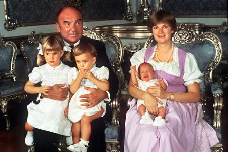 Gloria Fürstin von Thurn und Taxis als junge Mutter mit ihrem Mann, Johannes Fürst von Thurn und Taxis, und den drei Kindern (l-r) Maria Theresia, Elisabeth und Albert im Juni 1983. (Archivbild) Gloria Fürstin von Thurn und Taxis als junge Mutter mit ihrem Mann, Johannes Fürst von Thurn und Taxis, und den drei Kindern (l-r) Maria Theresia, Elisabeth und Albert im Juni 1983. (Archivbild)