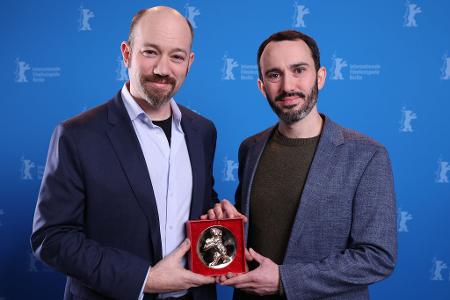 US-Regisseur Brandon Kramer (r) und US-Regisseur Lance Kramer posieren mit dem Berlinale-Dokumentarfilmpreis.