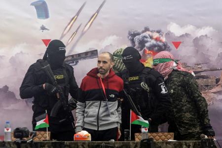 Die Hamas nutzte die Übergaben israelischer Geiseln an das Rote Kreuz für eine Zurschaustellung ihrer Macht im Gazastreifen. 