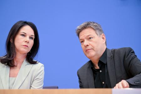 Ob er sein Bundestagsmandat wahrnehmen will, ließ Habeck zunächst offen.