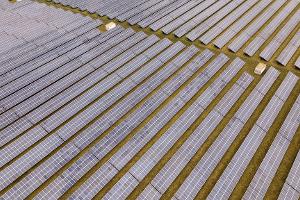 Ein Solarpark der BayWa r.e. in Mecklenburg-Vorpommern am Ostseeflughafen Barth. Die Baywa-Muttergesellschaft verkauft notgedrungen ihre Beteiligung an dem Ökostromunternehmen an den Schweizer Partner E.I.P.