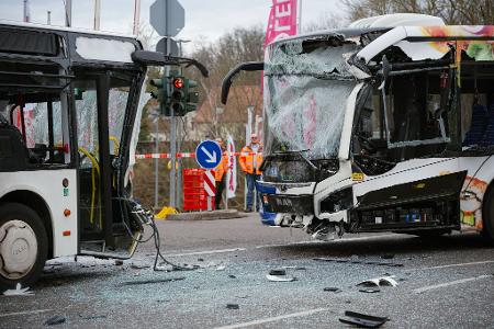 In Saarbrücken prallten zwei Linienbusse zusammen. In Saarbrücken prallten zwei Linienbusse zusammen.
