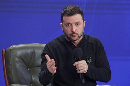 Der ukrainische Präsident Wolodymyr Selenskyj hat zum dritten Jahrestag des Beginns des russischen Angriffskrieges den Kampf der Verteidiger als heldenhaft gewürdigt. (Archivbild)