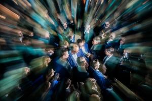 Der Kanzlerkandidat der Union, Friedrich Merz, steht am Wahlabend zwischen Parteifreunden in der CDU-Parteizentrale.
