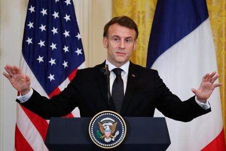 Frankreichs Staatschef Macron hält nach einem Gespräch mit US-Präsident Trump eine rasche Feuerpause in der Ukraine für möglich. Frankreichs Staatschef Macron hält nach einem Gespräch mit US-Präsident Trump eine rasche Feuerpause in der Ukraine für möglich.