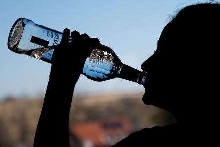 Insbesondere Jugendliche sind den Angaben nach besonders von Alkoholmissbrauch betroffen. (Symbolbild) Insbesondere Jugendliche sind den Angaben nach besonders von Alkoholmissbrauch betroffen. (Symbolbild)
