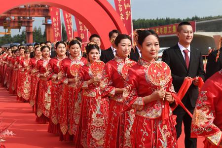 In China ist die Zahl der Eheschließungen rückläufig. Ein Unternehmen wollte seine Mitarbeiter daher zu nun ihrem Glück zwingen - doch die Behörden schritten schnell ein. (Symbolbild). In China ist die Zahl der Eheschließungen rückläufig. Ein Unternehmen wollte seine Mitarbeiter daher zu nun ihrem Glück zwingen - doch die Behörden schritten schnell ein. (Symbolbild).