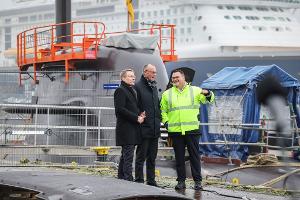 Der mögliche künftige Kanzler Friedrich Merz (CDU, Mitte) hatte sich bei einem Besuch im Januar positiv zu einem Einstieg des Bundes geäußert. (Archivbild)