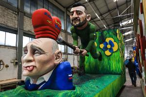 Auf einem der Wagen versucht der ukrainische Präsident Wolodymyr Selenskyj, dem russischen Präsidenten Wladimir Putin die Botschaft "Make Love not War" einzuhämmern.
