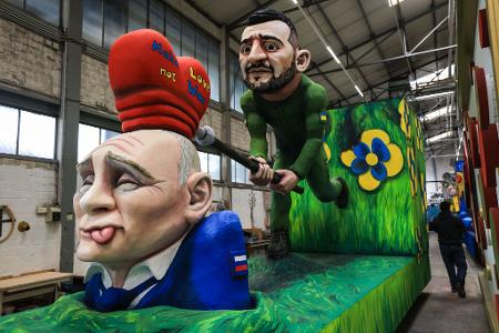 Auf einem der Wagen versucht der ukrainische Präsident Wolodymyr Selenskyj, dem russischen Präsidenten Wladimir Putin die Botschaft Auf einem der Wagen versucht der ukrainische Präsident Wolodymyr Selenskyj, dem russischen Präsidenten Wladimir Putin die Botschaft