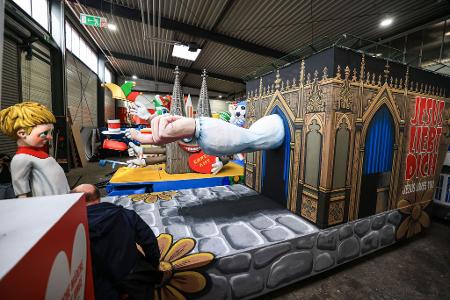 Ein Kölner Rosenmontagswagen zum Missbrauchsskandal in der katholischen Kirche hat Kritik der CDU ausgelöst.