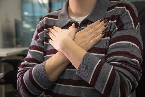 Überforderung, Angst oder emotionale Belastung? Dann kann die Selbstberuhigungsmethode "Butterfly Hug" helfen, zu entspannen.