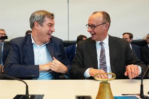 Bei der konstituierenden Sitzung der neuen Unionsfraktion präsentieren sich Wahlsieger Friedrich Merz (CDU) und CSU-Chef Markus Söder bestens gelaunt. Während die Union aufs Tempo drückt, setzt die SPD ihren eigenen Ton.