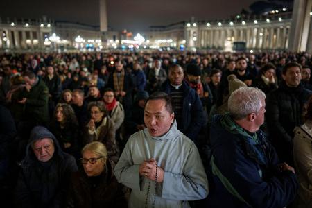 Auf dem Petersplatz beten Tausende Gläubige für den schwer kranken Papst Franziskus den Rosenkranz. 