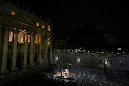 Auf dem Petersplatz versammeln sich nun jeden Abend Gläubige zum Gebet für Papst Franziskus. 