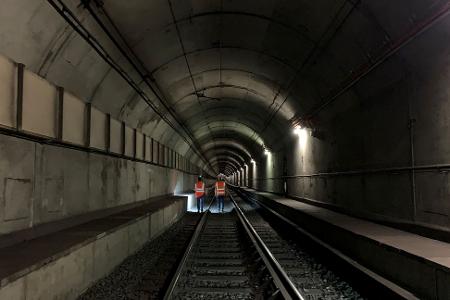 In den Betonwänden von U-Bahntunneln können sogenannte Absorberleitungen verbaut werden.