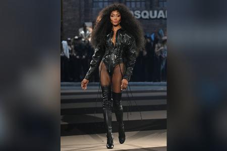 Supermodel Naomi Campbell rockt im gewagten Bodysuit den Catwalk Supermodel Naomi Campbell rockt im gewagten Bodysuit den Catwalk