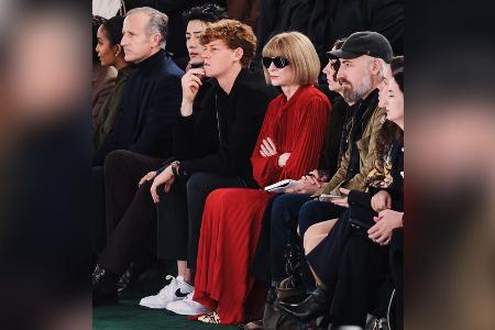 Jannik Sinner verbringt seine Doping-Sperre auf der Fashion Week Jannik Sinner verbringt seine Doping-Sperre auf der Fashion Week