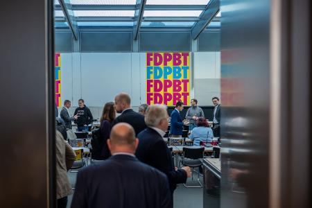 Die Abgeordneten beim Eintreffen zur wohl letzten Sitzung der aus dem Bundestag geflogenen FDP. Die Abgeordneten beim Eintreffen zur wohl letzten Sitzung der aus dem Bundestag geflogenen FDP.