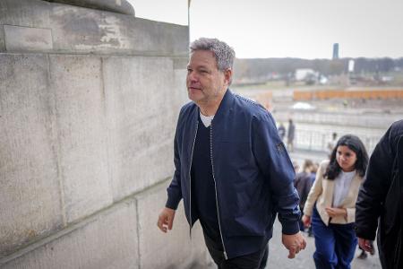 Sein Bundestagsmandat hat Habeck über die Grünen-Landesliste errungen: Er will es annehmen. Sein Bundestagsmandat hat Habeck über die Grünen-Landesliste errungen: Er will es annehmen.
