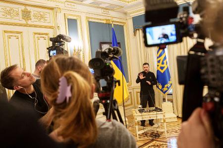 Viel wurde über ein zukünftiges Rohstoff-Abkommen zwischen den USA und der Ukraine spekuliert, doch geht es Selenskyj zufolge erst einmal nur um ein Rahmenabkommen. 