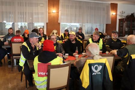 Eine Gruppe von Post-Beschäftigten, die ihre Arbeit niedergelegt hat. 