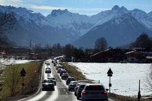 Besonders hoch ist die Staugefahr laut ADAC auf dem Weg in die Berge. (Archivbild)