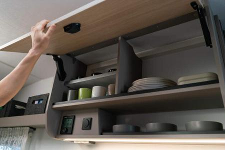 Fendt Next 380 (2025) Küche Schrank mit Geschirr