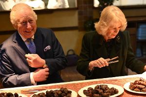 "So schnell": König Charles beeindruckt Köchin in indischem Restaurant