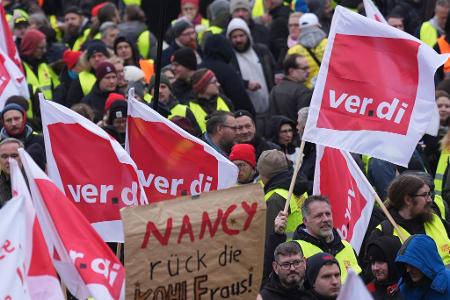Teilnehmerinnen und Teilnehmer demonstrieren in Hamburg am Alten Elbtunnel während eines Warnstreiks im öffentlichen Dienst. 