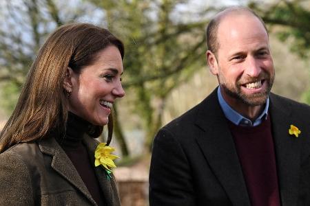Prinz William und Prinzessin Kate gehen händchenhaltend durch Wales Prinz William und Prinzessin Kate gehen händchenhaltend durch Wales