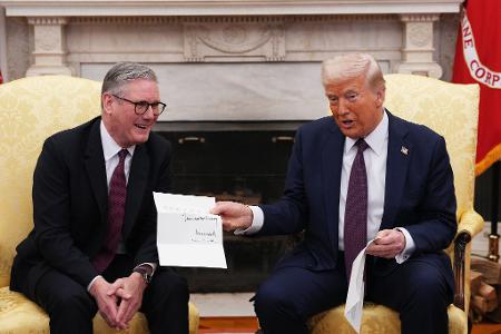Starmer übergab Trump eine Einladung von König Charles III. nach Großbritannien. 