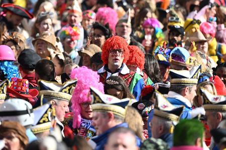 In Düsseldorf hat der Straßenkarneval begonnen.